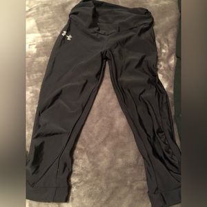 Under Armour women all black capri